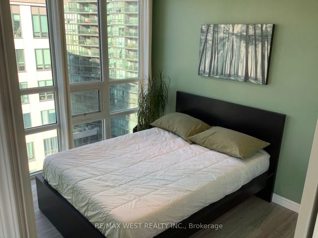 PH18 - 25 Lower Simcoe St