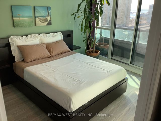 PH18 - 25 Lower Simcoe St