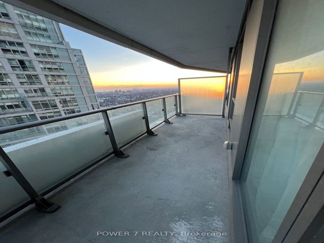 4204 - 2221 Yonge St