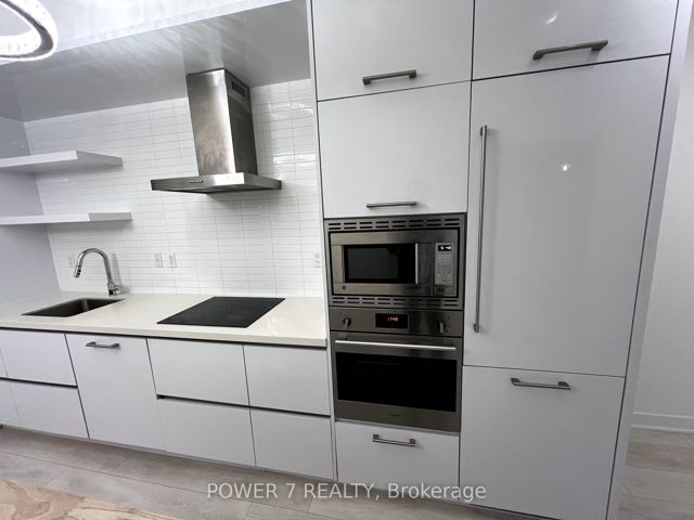 4204 - 2221 Yonge St