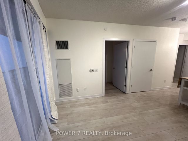 4204 - 2221 Yonge St