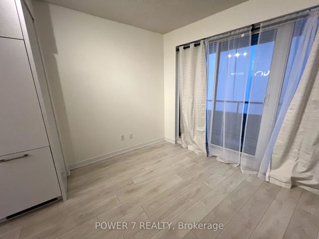 4204 - 2221 Yonge St