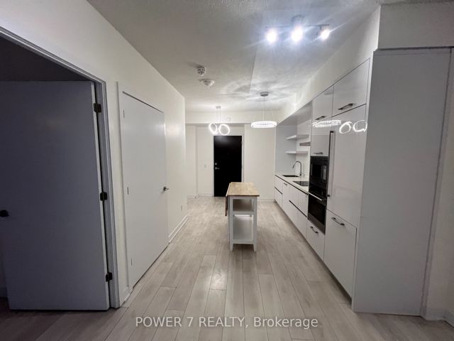 4204 - 2221 Yonge St