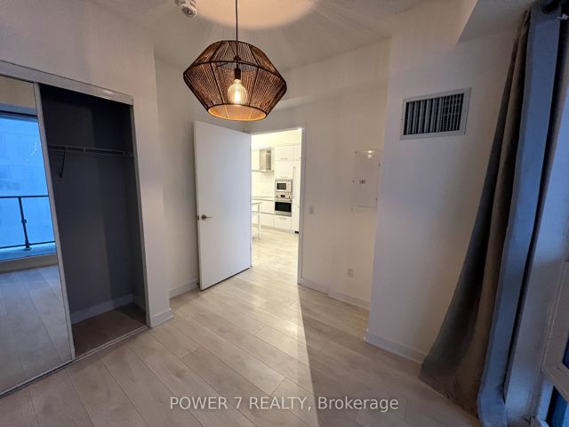 4204 - 2221 Yonge St
