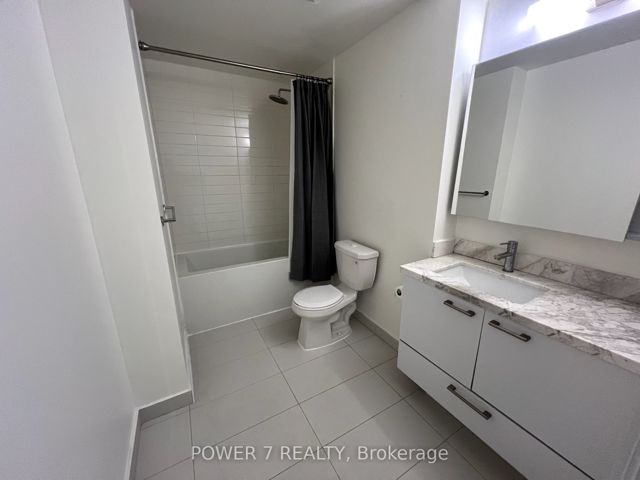 4204 - 2221 Yonge St