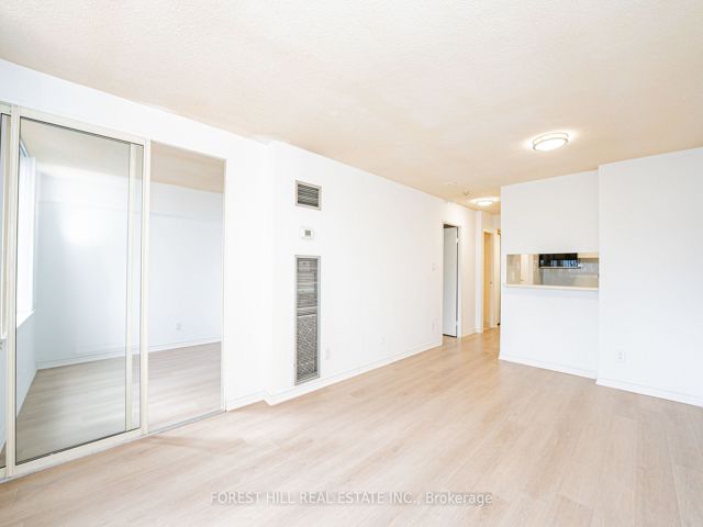 2212 - 633 Bay St