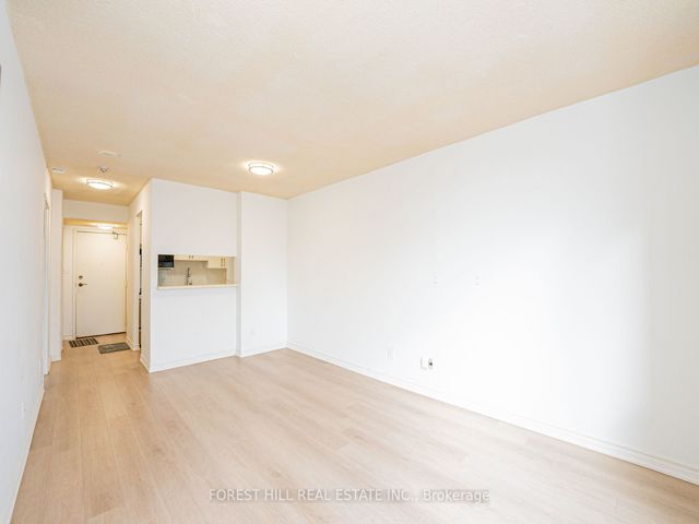 2212 - 633 Bay St