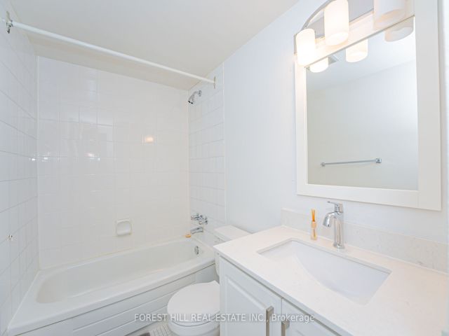 2212 - 633 Bay St