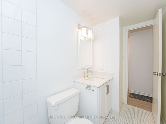 2212 - 633 Bay St