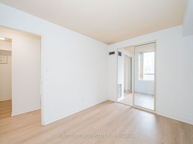 2212 - 633 Bay St