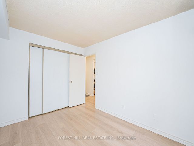 2212 - 633 Bay St
