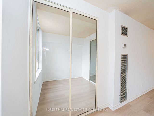 2212 - 633 Bay St
