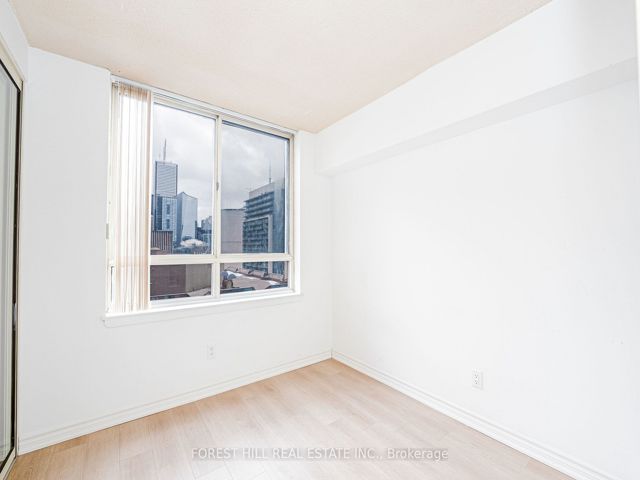 2212 - 633 Bay St