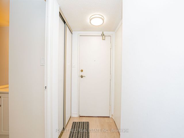 2212 - 633 Bay St