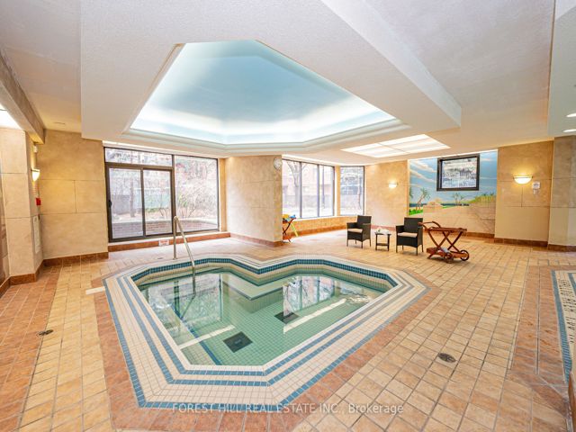 2212 - 633 Bay St