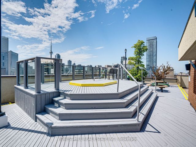 2212 - 633 Bay St