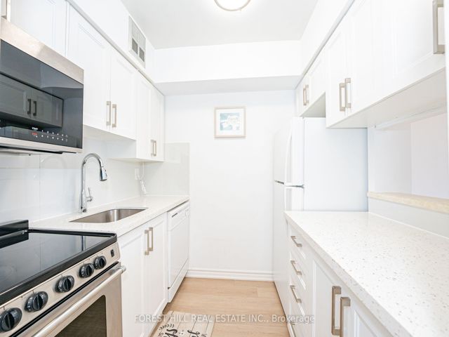 2212 - 633 Bay St