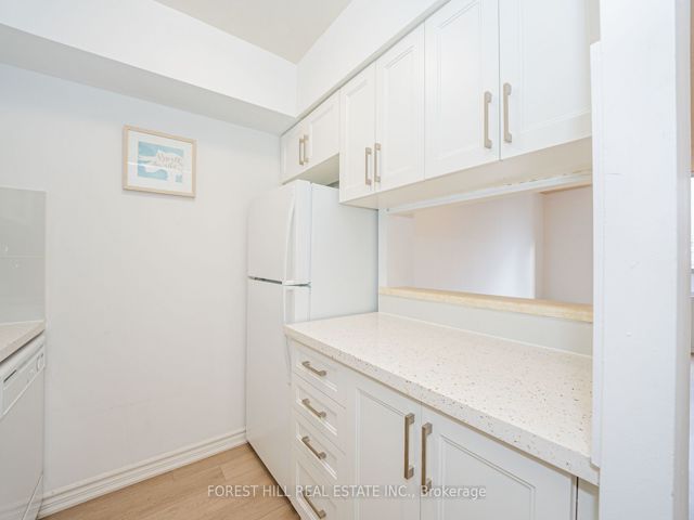 2212 - 633 Bay St