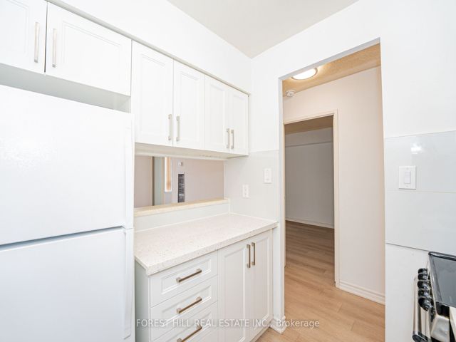 2212 - 633 Bay St