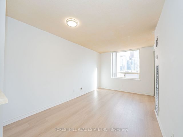 2212 - 633 Bay St