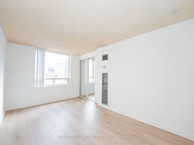 2212 - 633 Bay St