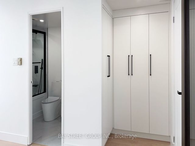 1906 - 65 Skymark Dr