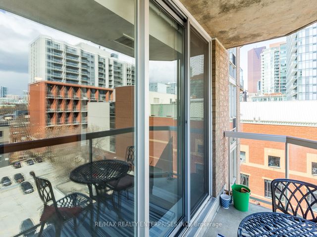 810 - 330 Adelaide St E