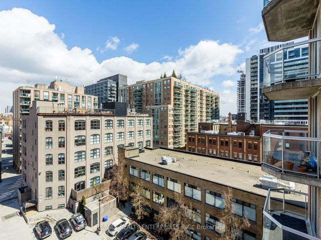 810 - 330 Adelaide St E