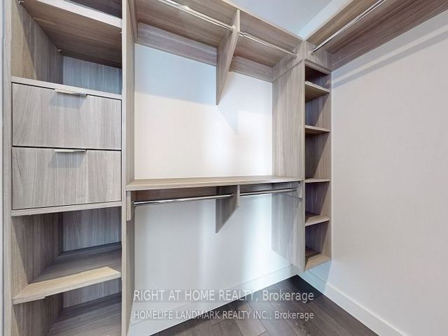 310 - 27 Mcmahon Dr