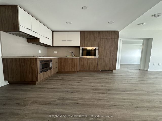 2707 - 39 Roehampton Ave