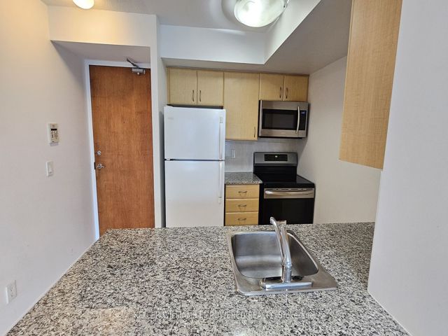 1515 - 31 Bales Ave