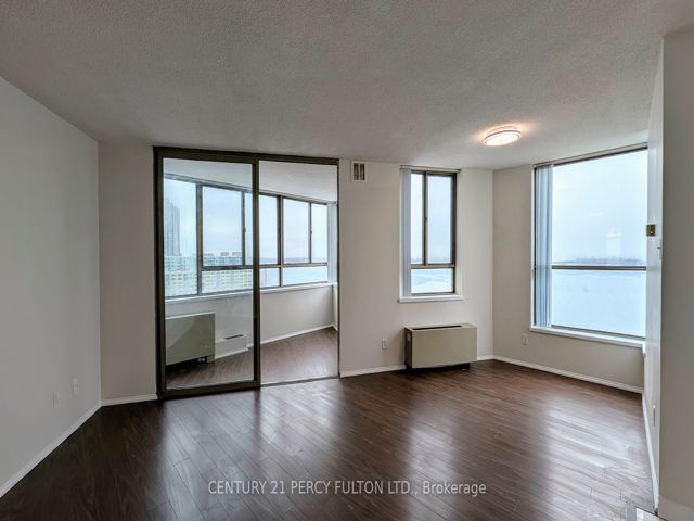 1601 - 260 Queens Quay W