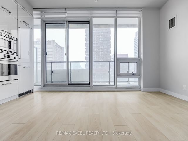 2911 - 2221 Yonge St