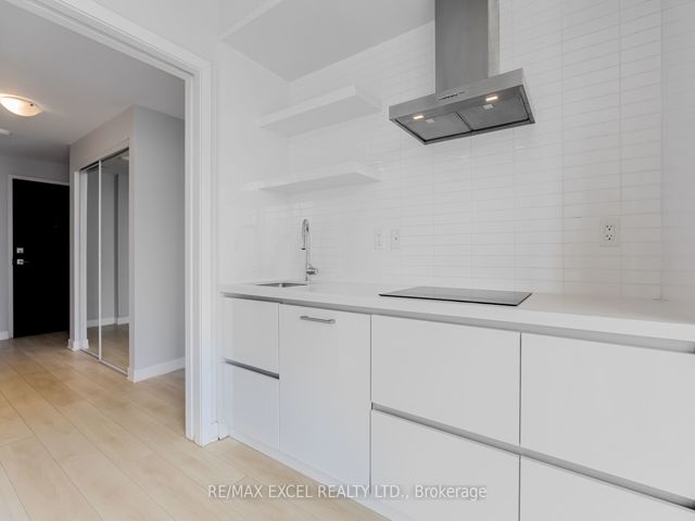 2911 - 2221 Yonge St