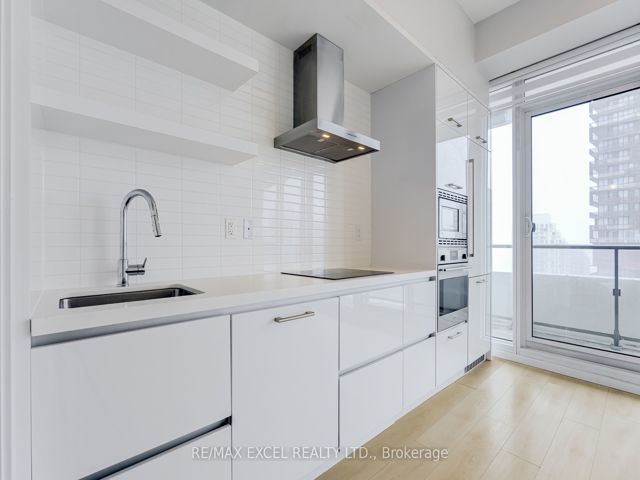 2911 - 2221 Yonge St