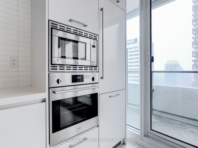 2911 - 2221 Yonge St