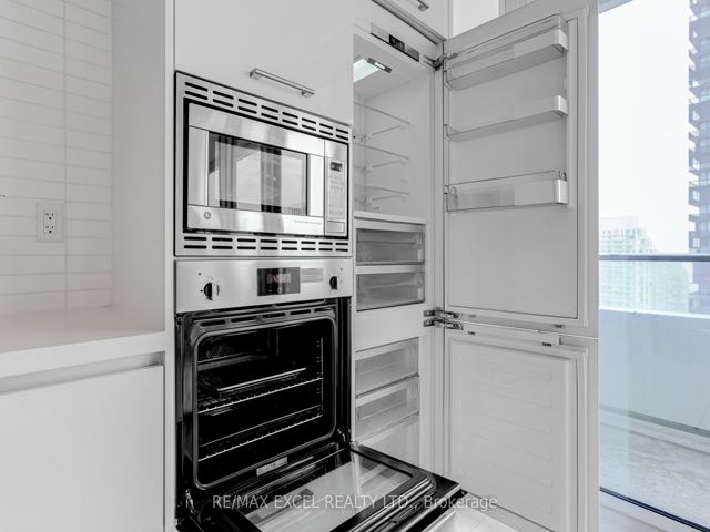 2911 - 2221 Yonge St