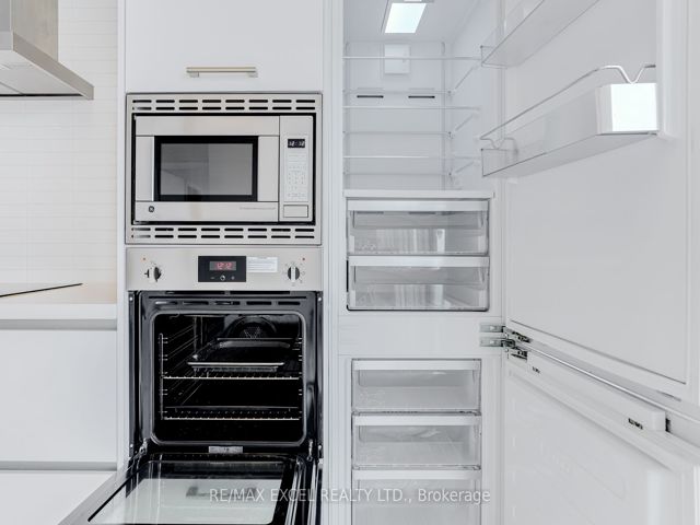 2911 - 2221 Yonge St