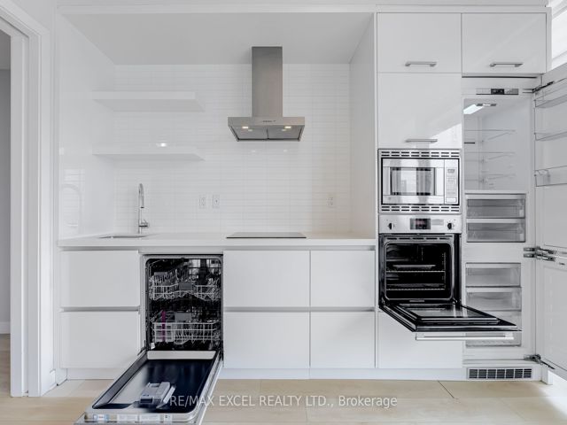 2911 - 2221 Yonge St