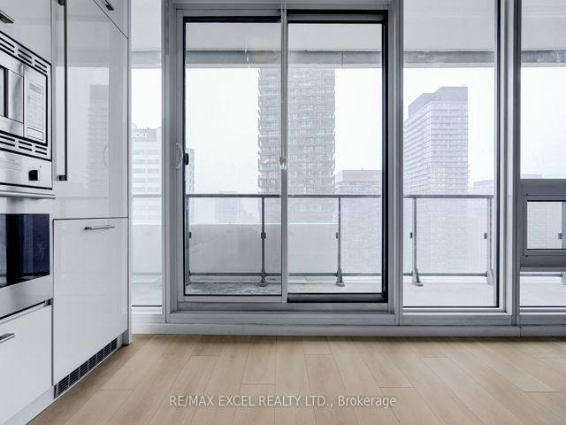 2911 - 2221 Yonge St