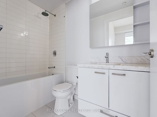 2911 - 2221 Yonge St