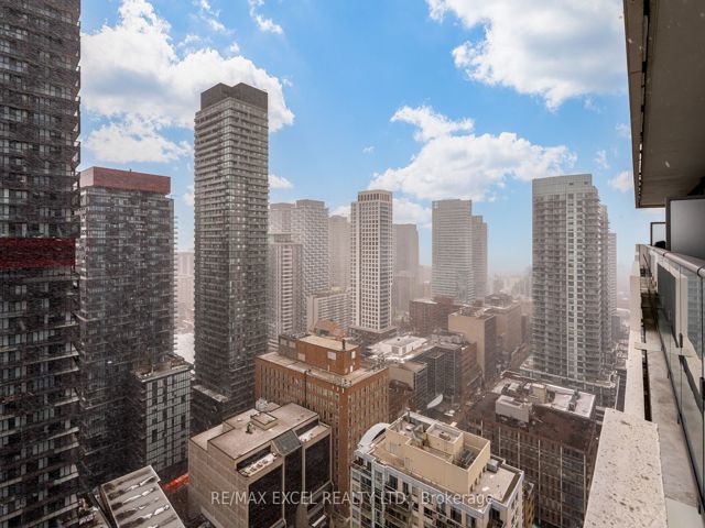 2911 - 2221 Yonge St