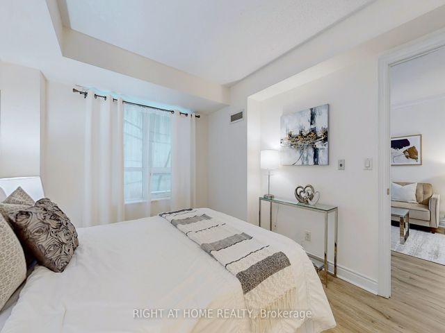 206 - 38 William Carson Cres