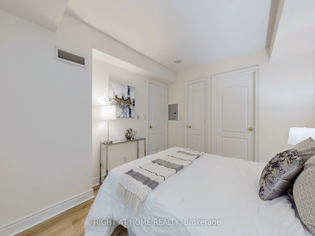 206 - 38 William Carson Cres