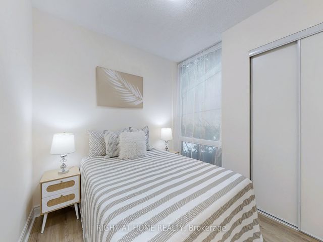 206 - 38 William Carson Cres