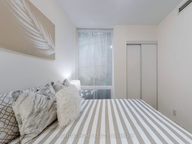 206 - 38 William Carson Cres