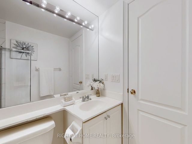 206 - 38 William Carson Cres