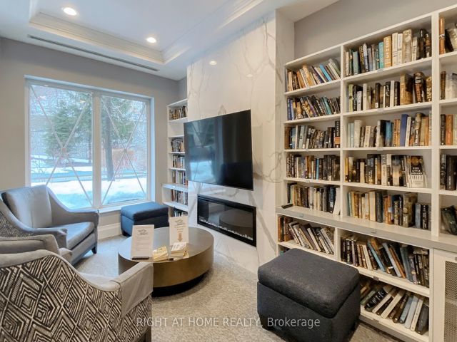 206 - 38 William Carson Cres