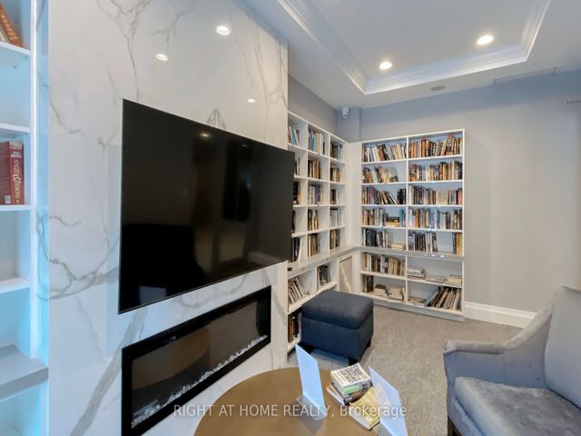 206 - 38 William Carson Cres