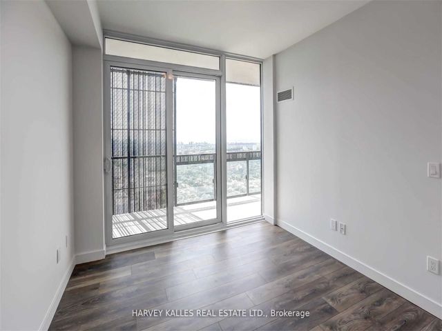 5202 - 8 Eglinton Ave E